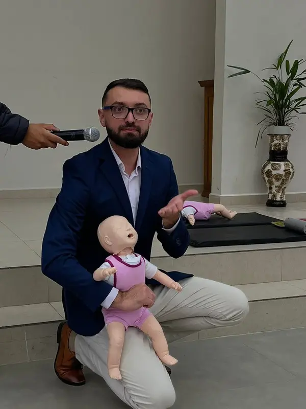 Instrutor demonstra atendimento pediátrico em treinamento