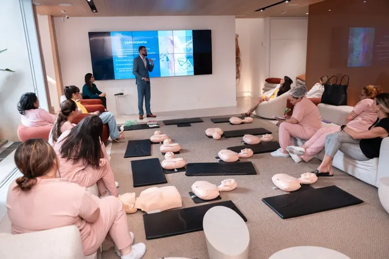 Treinamento real do Instituto SEA com manequins de RCP